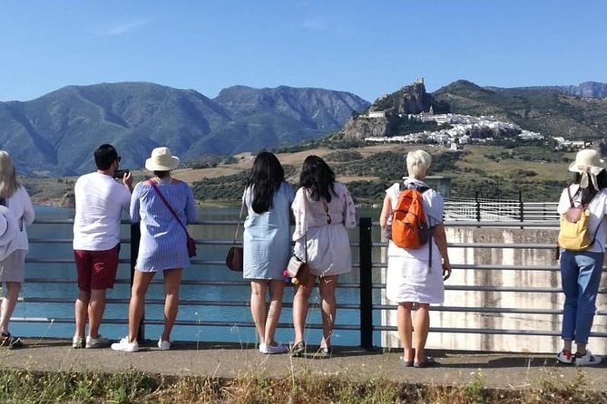 1 Day Excursion to White Villages and Ronda - Zahara de la Sierra: A White-Medina Walk and Real Time to Wander
