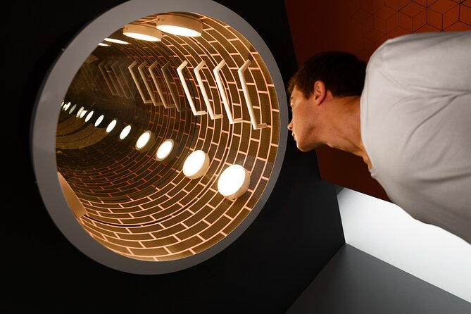 A Fantastic Visit To The Museum Of Illusions Seville - Camera perspective tricks: the quickest way to get a souvenir