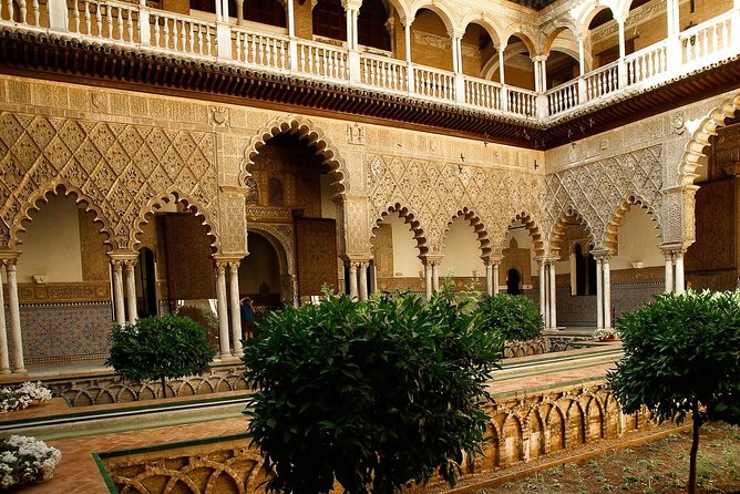 Alcázar and Jewish Quarter Guided Walking Tour in Seville - Meeting at Plaza del Triunfo: Getting Oriented Fast