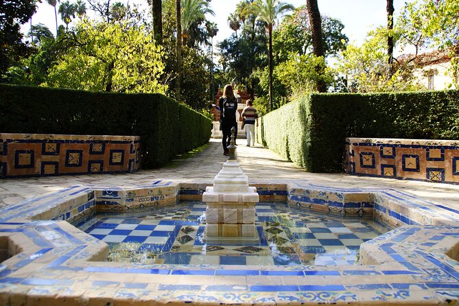 Alcazar & Cathedral of Seville Exclusive Group, max. 9 travelers - Alcázar gardens in 15 minutes: Islamic lines, Renaissance details, and romance