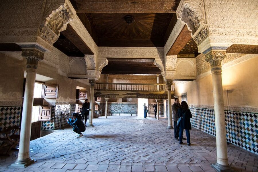 Alhambra and Albaicín Full-Day Private Tour from Seville - Generalife Gardens: calm scenery with an explanation