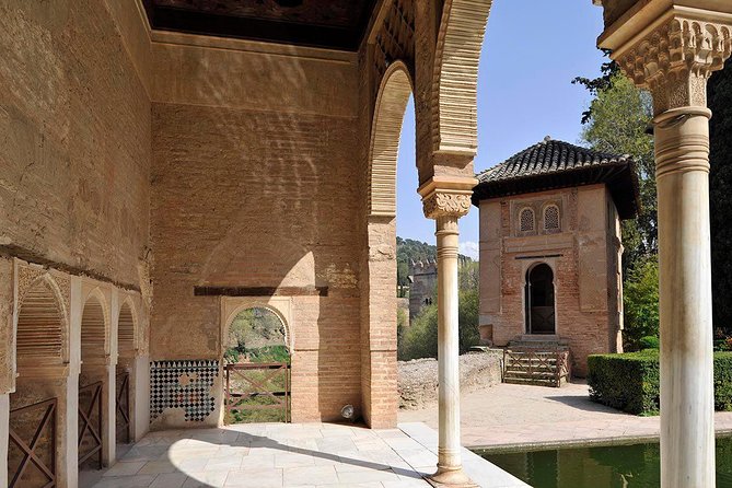 Alhambra Guided Tour & Albaicin Tour from Seville - Guides, English quality, and group size: where value gets real