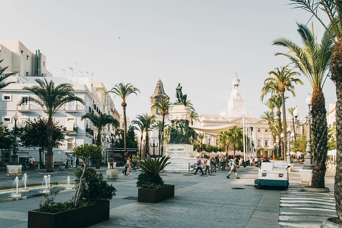Bahia de Cadiz and Jerez - Cádiz by the water: Roman Theatre and the Malecón