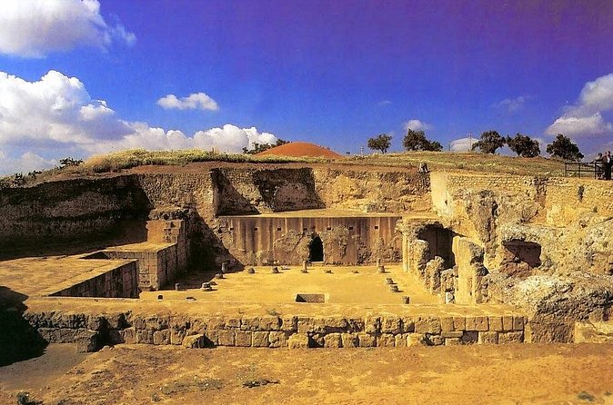 Carmona Roman Necropolis and History Walking Tour - Guide quality: what you should expect from an art historian on-site