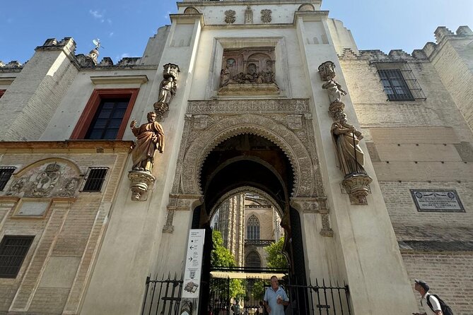 Cathedral Tour of Seville Giralda and Barrio Santa Cruz All in One - Barrio Santa Cruz: Old Streets, Jewish Footprints, and Quiet Courtyards