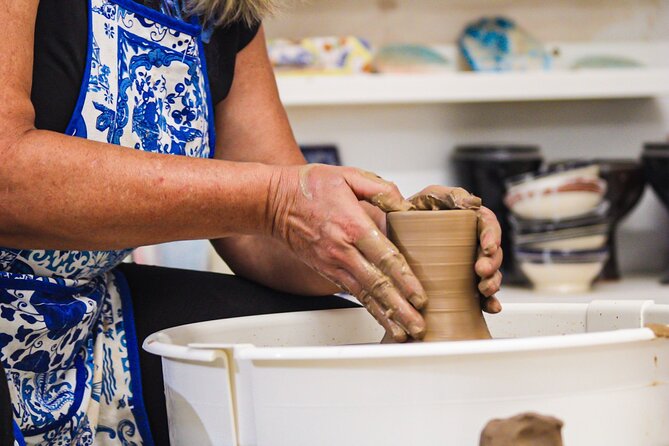Ceramics classes in Seville – Learn lathe, majolica or mosaic - Majolica (brush) and dry rope (knob): 15x15 cm tiles with your design
