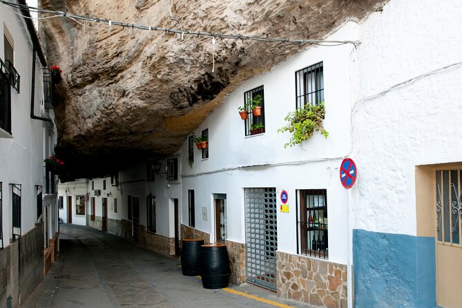 Day trip to Zahara, Setenil and Ronda from Seville - Zahara de la Sierra: cliffside white streets and quiet corners