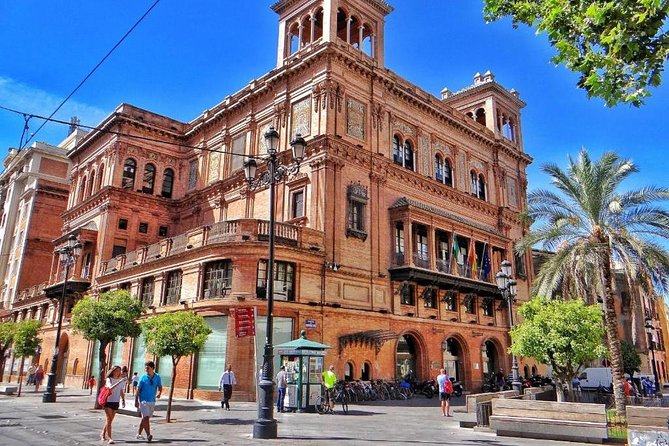Essential Seville Tour - How the guides make it feel easy (Laura and Valentin)