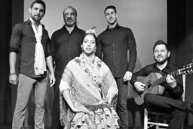 Flamenco show at the foot of the Giralda in Seville - Dealing with the mixed reviews: how to make your own judgment