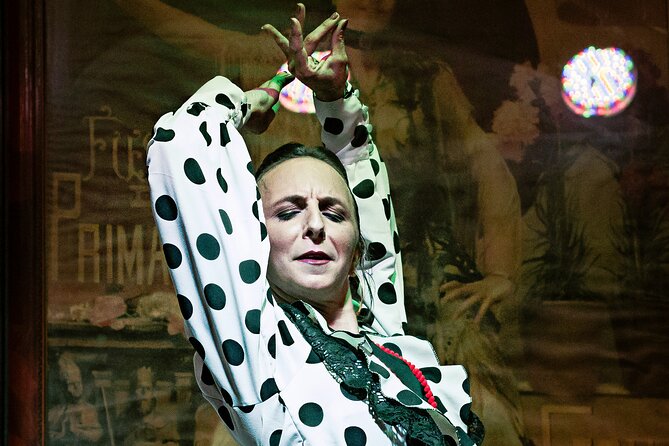 Flamenco Show in Seville at Bar and Tapas - The performance itself: a close-up flamenco with three performers
