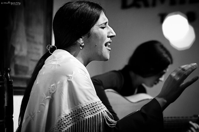 Flamenco Show in Seville at Bar and Tapas - Atmosphere and location energy: Santa Cruz after the music