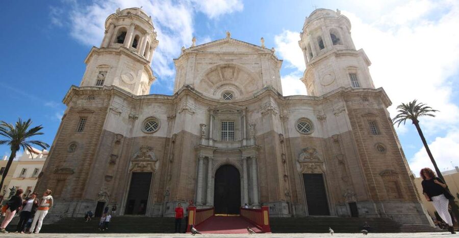 From Seville: Private Day Trip to Cádiz with Guide - El Pópulo, La Viña, and Santa María: what the neighborhoods give you