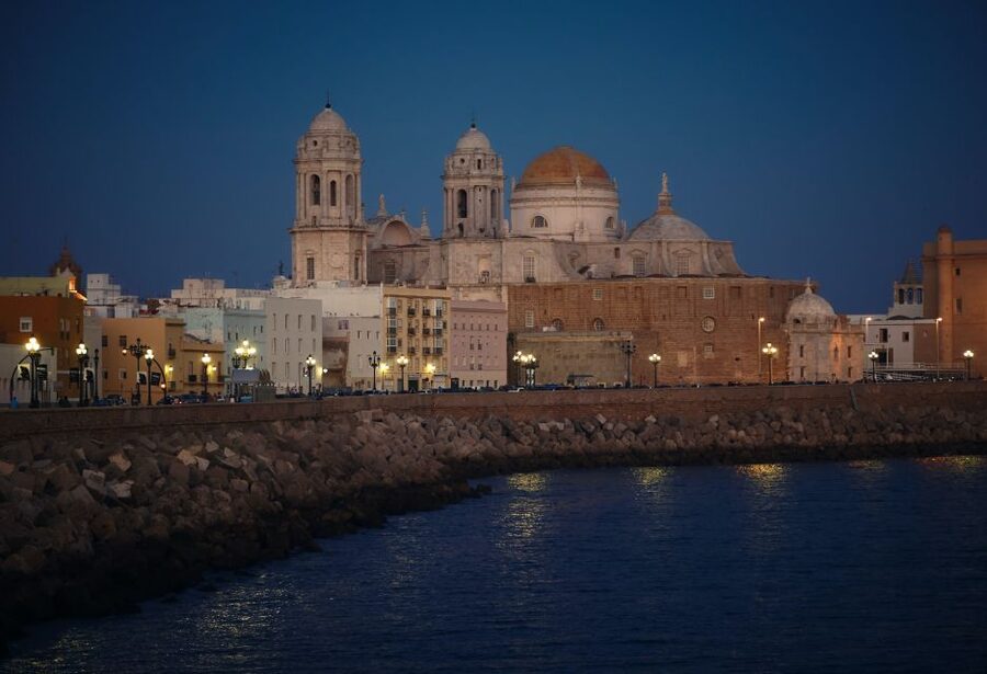 From Seville: Private Day Trip to Cádiz with Guide - Your 4-hour Cádiz walkthrough with a local guide