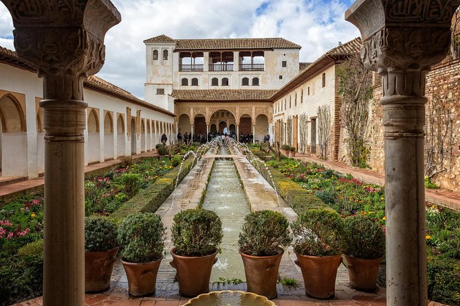 Granada Day Trip from Seville with Skip-the-line Alhambra Access - Albayzín and Sacromonte: what a guided walk changes