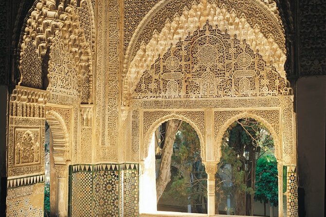 Granada Tour with Alhambra and Generalife Gardens from Seville - Two hours of free time in Granada: lunch and how to not lose it