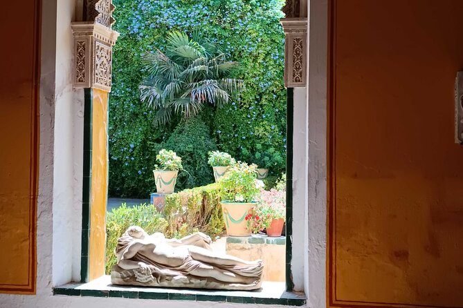 Guided tour of the Casa de Pilatos in Seville - Casa de Pilatos Ground-Floor Tour: Tiles, Chapel, and a Calm Ending