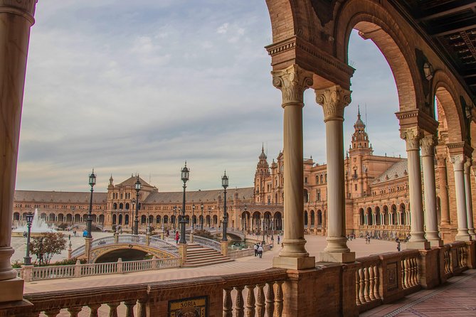 Monumental Economic tour with booking fee Seville - Puerta de Jerez: The Easy First Landmark