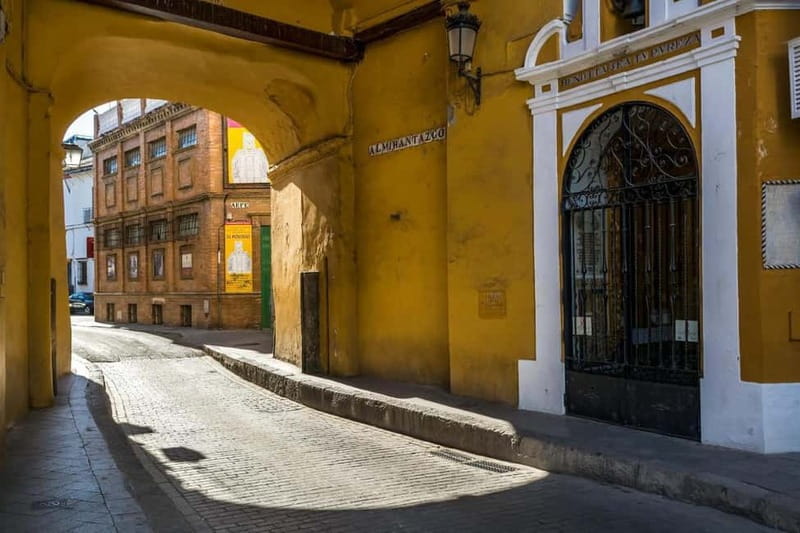 Private Guided Tour of Complete Seville and Jewish Quarter - Plaza del Cabildo to Arco del Postigo: where the city shows its everyday face