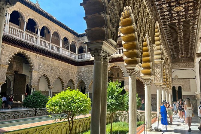Private Tour Alcazar Seville Cathedral and Giralda Tower Climb - Santa Cruz district: where your bearings get set