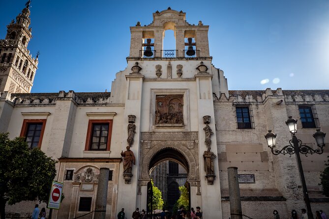 Private Tour Jewish Quarter, center and Plaza de España - Where the stories start: Plaza de Santa Cruz to the shared faith square