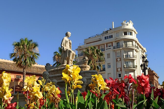 Private Tour Jewish Quarter, center and Plaza de España - Narrow streets, courtyards, and the Seville behind the theatre