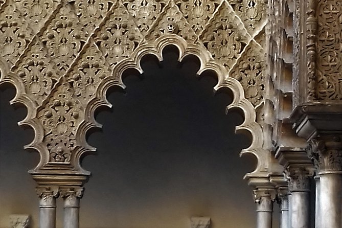 Private tour Royal Palace+Old Jewish neighbourhood - Barrio Santa Cruz: narrow lanes, Jewish quarter stories, and legends
