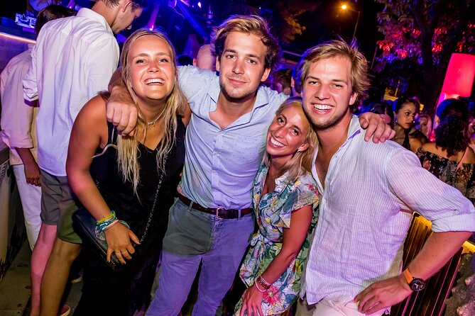 Pub Crawl + Party Night (3 Bars +VIP Entrance to a top Club ) - Where You Meet: Alameda de Hércules (Start Point Near Everything)