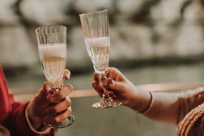 Romantic boat ride 90 min with Möet Chandon - Key highlights