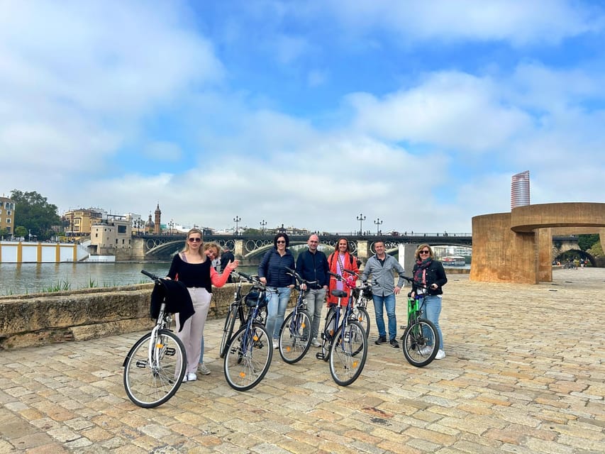 Sevilla: 100% Nederlandstalige Highlights Tour op E-BIKE - Cycling past La Giralda, cathedral, and Torre del Oro