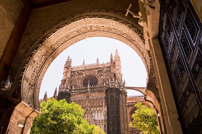 Sevilla: Guided tour to Cathedral and Giralda - Giralda tower time: optional climb, separate ticket, real-world crowds
