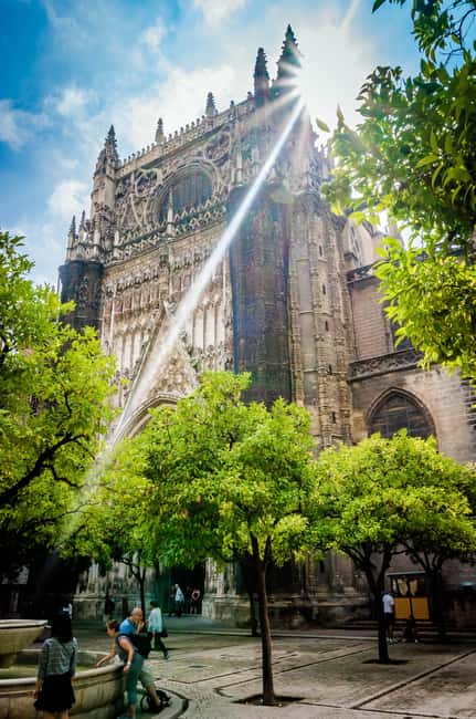 Sevilla Milenaria: legado de judíos, cristianos y musulmanes - From Banco de España to Giralda: when one tower tells multiple eras