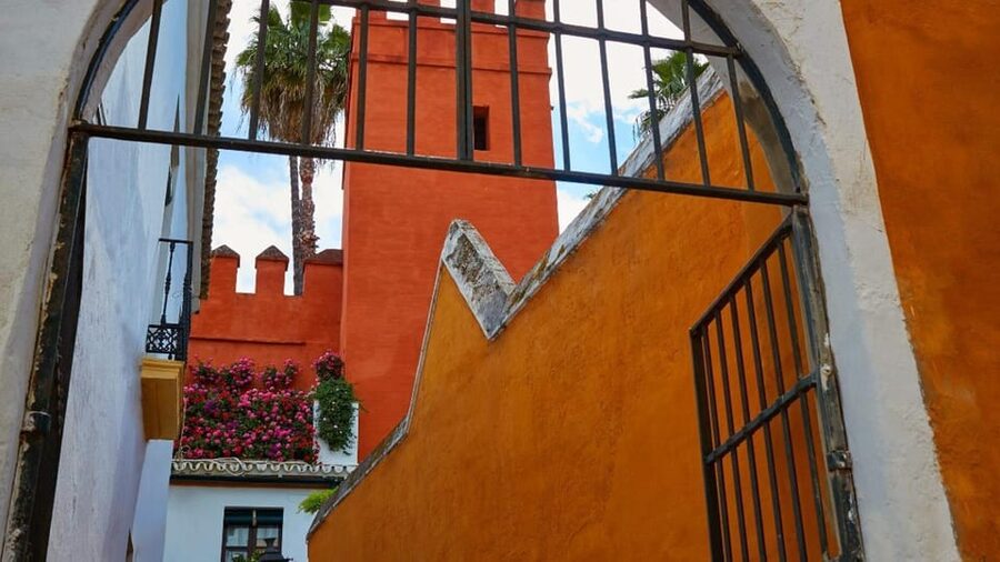 Sevilla Milenaria: legado de judíos, cristianos y musulmanes - Judería and Santa Cruz: Jewish streets, Islamic remnants, and the power of place
