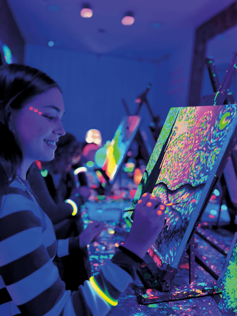 Sevilla: Wine Gogh Glow Academy Paint and Sip Classes - Your 2.5-hour Sevilla session: what you do from start to finish