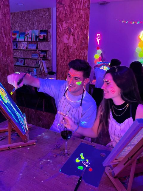 Sevilla: Wine Gogh Glow Academy Paint and Sip Classes - The instructor’s role: how beginners get unstuck