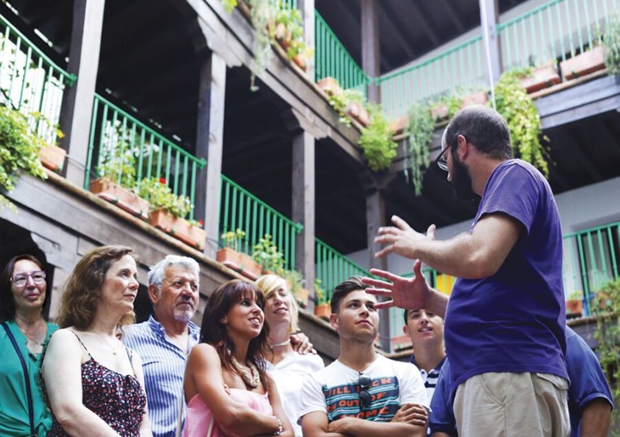 Seville: 1-Hour Walking Tour Barrio de Santa Cruz - Walking Santa Cruz’s Old Jewish Quarter Streets (and What to Watch For)