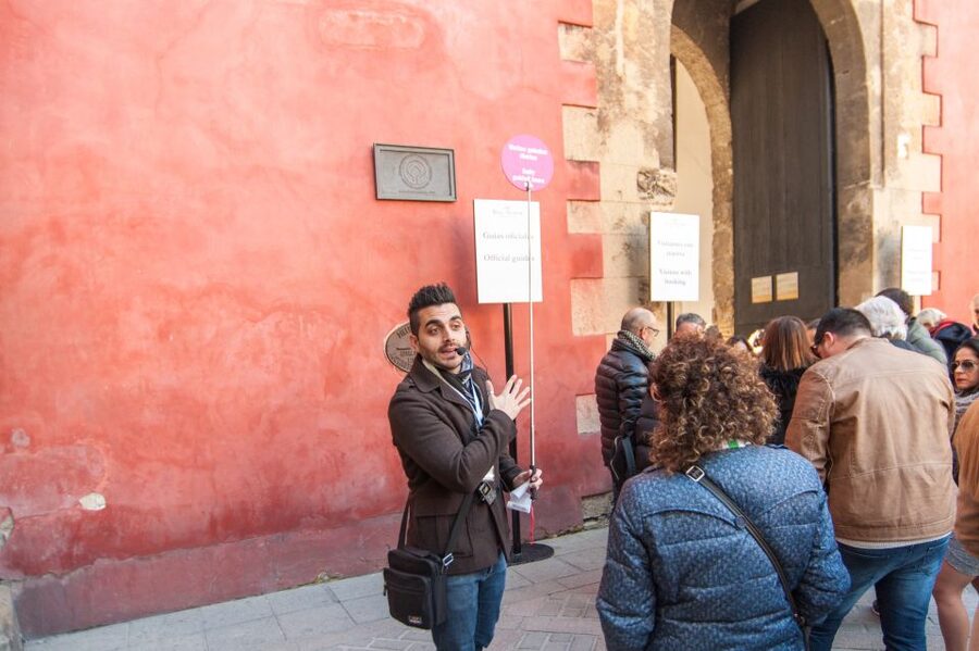 Seville: Alcázar and Cathedral Entry Ticket and Guided Tour - Seville Cathedral: the largest Gothic church feeling, with real constraints in early December