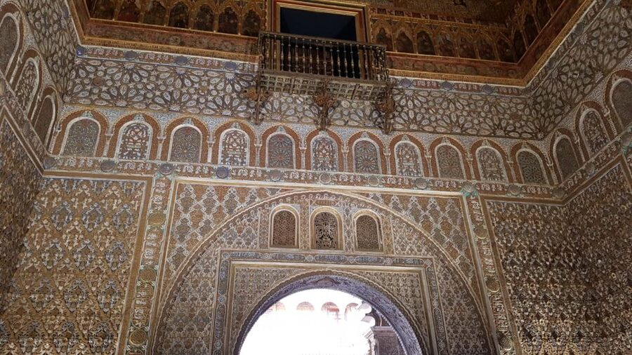 Seville: Alcázar, Cathedral & Giralda Fast Track Guided Tour - Santa Cruz stroll: the neighborhood feel after the monuments