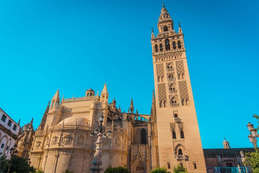 Seville: Alcázar, Cathedral & Giralda Fast Track Guided Tour - Guide quality: why names like Miguel, Laura, Alberto matter
