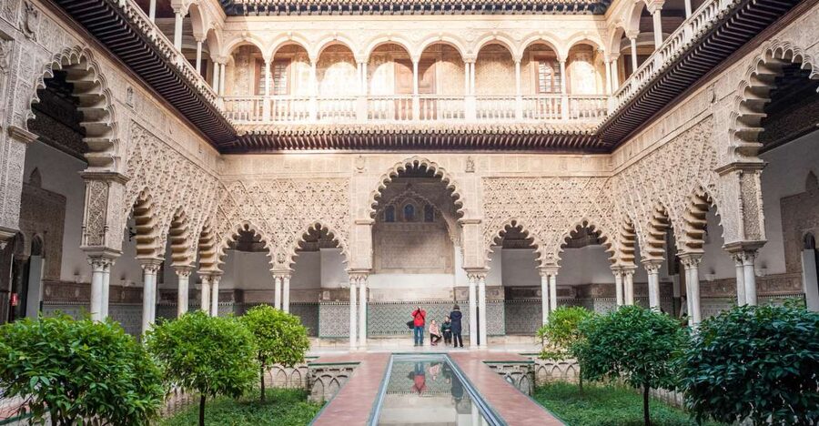 Seville: Alcázar Guided Tour - Entering the Alcázar: Puerta del León to your first wow moment