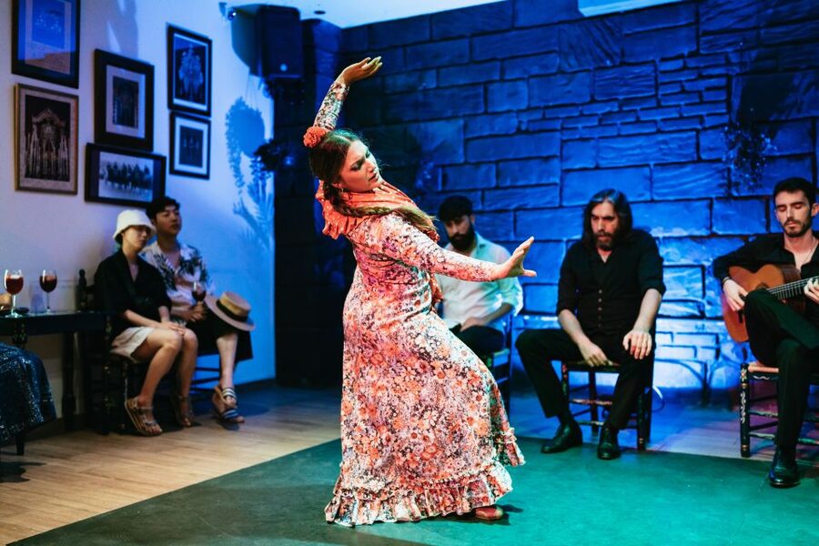 Seville: Baraka Sala Flamenca Show with Drink in Triana - Sala flamenca Lola de los Reyes: a small room with real proximity