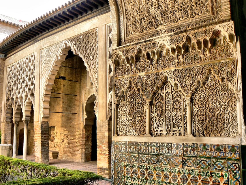 Seville: Cathedral & Alcázar Guided Tour with River Cruise - Royal Alcázar: Pavilions, Living Spaces, and Gardens
