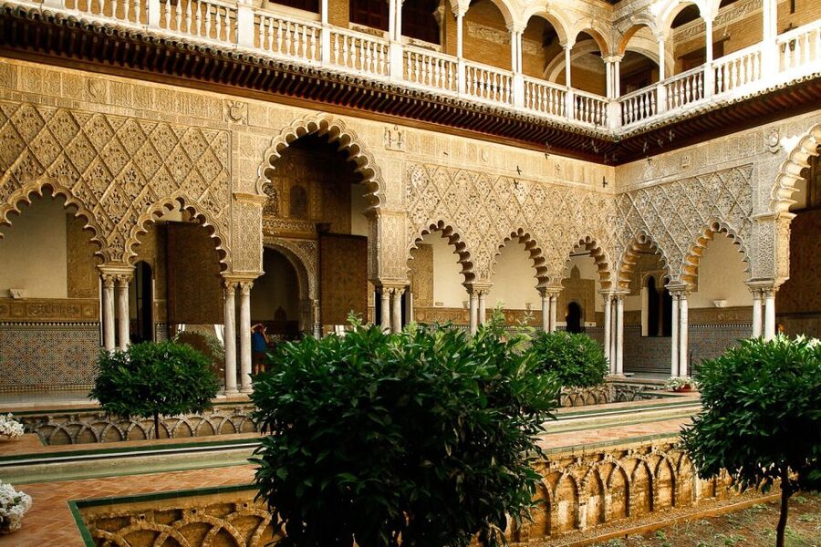 Seville: Cathedral, Giralda & Alcázar Guided Tour - Real Alcázar: gardens, palace rooms, and royal life in the same place