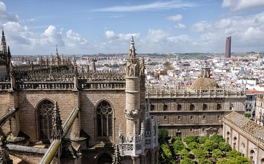 Seville: Cathedral, Giralda & Alcázar Guided Tour - Headphones and guide quality: why it’s included (and why it matters)