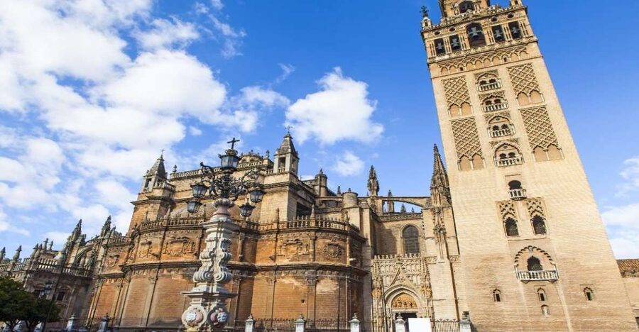 Seville: Cathedral & Giralda Guided Tour with Entry Tickets - Inside Seville Cathedral: The Capilla Mayor and the Golden Altarpiece