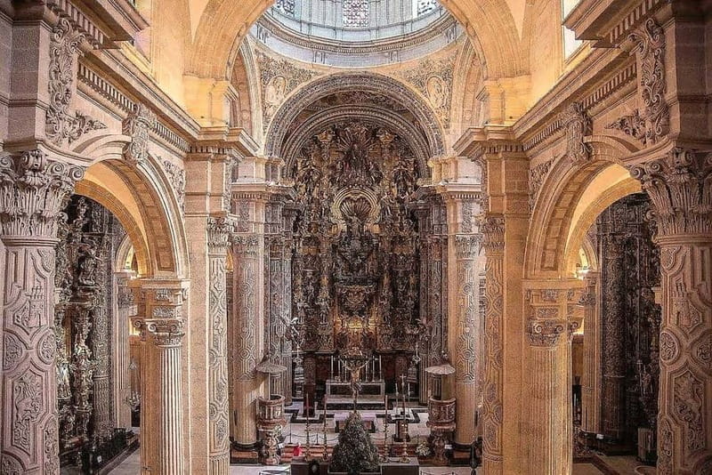 Seville: Cathedral, Giralda & Salvador Church Guided Tour - Seville Cathedral: Gothic scale plus Columbus’ tomb