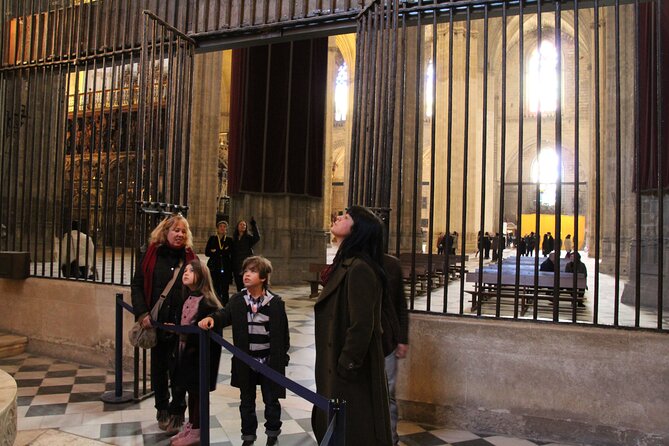 Seville Cathedral & Giralda tour with Priority Tickets - Meeting at Pl. Virgen de los Reyes: find your group without drama
