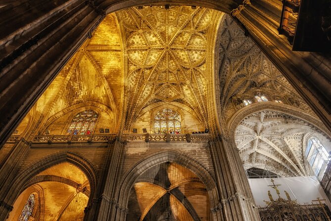 Seville Cathedral & Giralda Tower Small-Group Tour - Meeting at Plaza Virgen de los Reyes: find the fountain, not the crowd