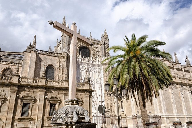 Seville: Cathedral Guided Tour with Priority Access - The golden altarpiece and why 44 chapels can overwhelm you