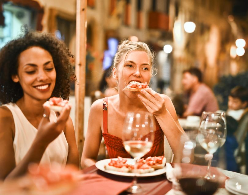 Seville : Discover best plans recommended by local people - Getting around by following guidance and the POI map