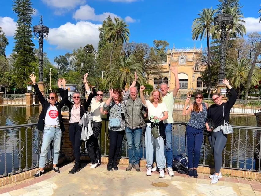 Seville: Dutch Cycling Highlights Tour with local guide - Barrio Santa Cruz Start: Easy Meeting, Fast Momentum